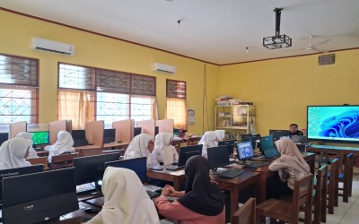 Ekstrakurikuler Jurnalistik Berlatih Mengisi Website Sekolah